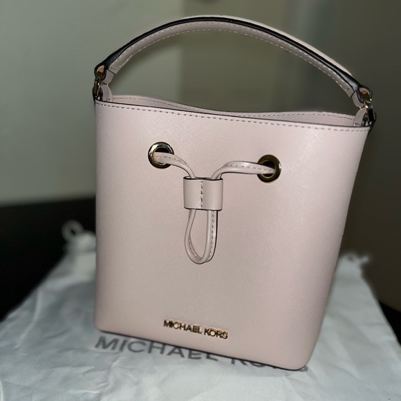 *MICHAEL KORS SMALL BUCKET BAG* - Picture 2 of 6